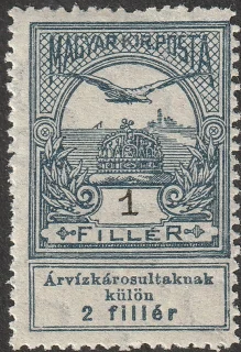 Turulmadár Szent István koronája felett