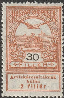 Turulmadár Szent István koronája felett